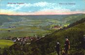 Spojrzenie na dolinę Szmelty i kurort z zachodniego wzgórza. W dolinie widoczna dobrze wieś Szmelta. Pocztówka wydana w październiku 1904 roku