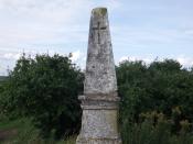 obelisk na kopcu