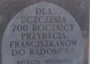 a - dzień odsłonięcia tablicy dla uczczenia 700 rocznicy przybycia Franciszkanów do Radomska