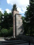 pomnik – rzeźba żołnierza radzieckiego ze sztandarem