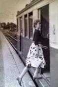 Rok 1959/1960 - Mama Joanny LadyMoon wsiadająca do ówczesnej SKMki na peronie w Nowym Porcie